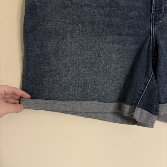 Old Navy Women Plus Sz 20 Medium Wash Denim Mid-Rise Roll Cuffed Jean Short NWT - Picture 3 of 9